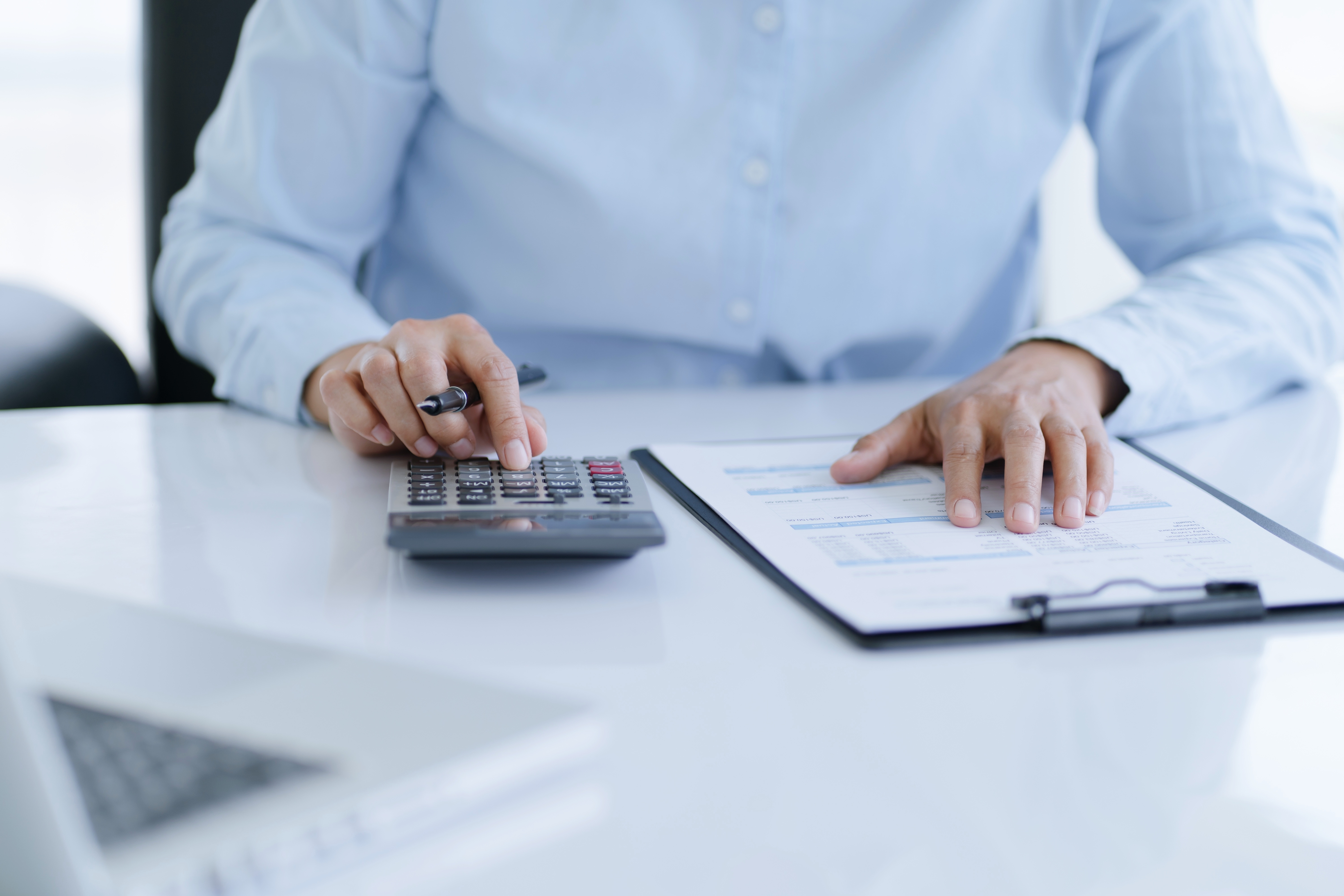 vecteezy_businesswoman-accountant-analyzing-investment_26140243