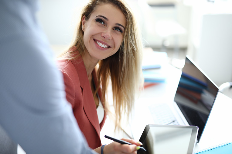 woman_signing